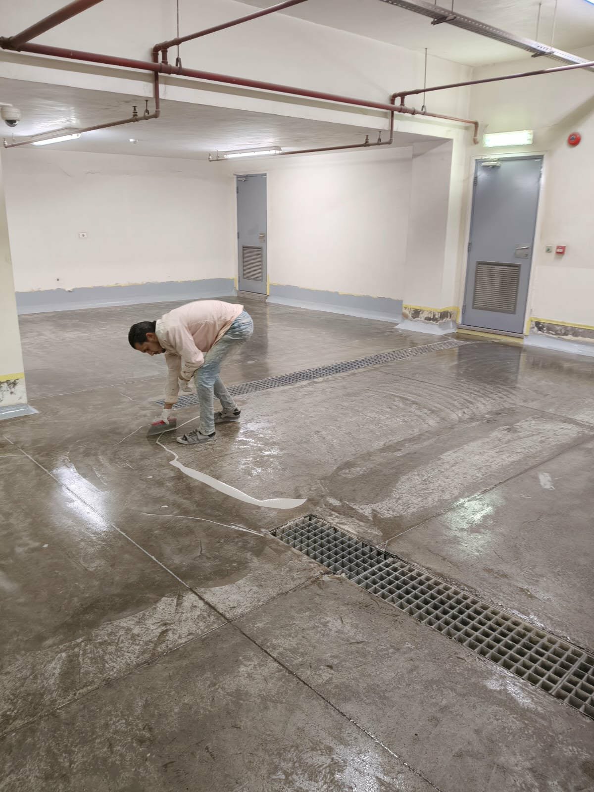 Applicator coating a floor in a finished room